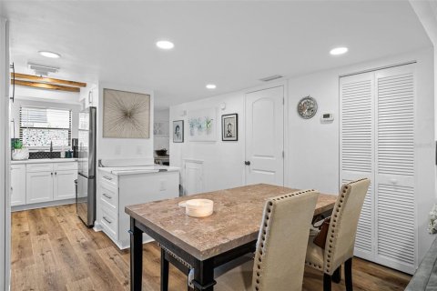 Copropriété à vendre à Sarasota, Floride: 2 chambres, 116.78 m2 № 2098136 - photo 15