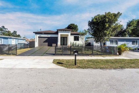 House in North Miami, Florida 4 bedrooms № 1949499 - photo 3