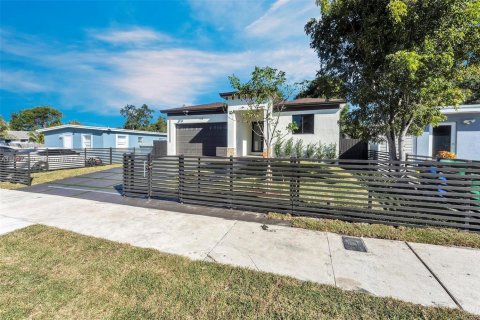 House in North Miami, Florida 4 bedrooms № 1949499 - photo 4