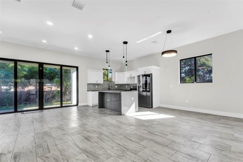 House in North Miami, Florida 4 bedrooms № 1949499 - photo 10
