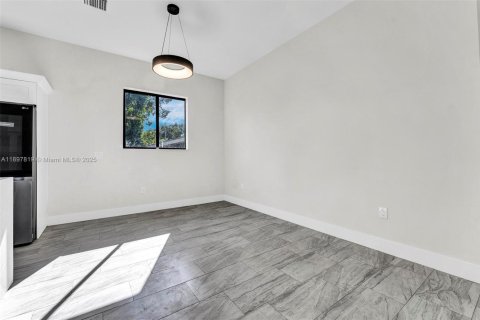 House in North Miami, Florida 4 bedrooms № 1949499 - photo 12