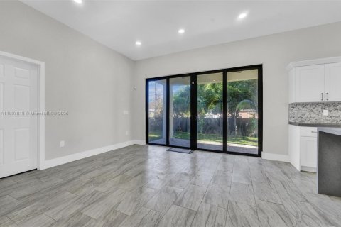 House in North Miami, Florida 4 bedrooms № 1949499 - photo 13