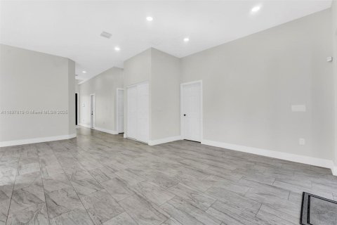 House in North Miami, Florida 4 bedrooms № 1949499 - photo 14