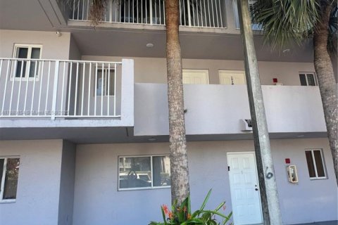 Copropriété à louer à Hialeah, Floride: 2 chambres, 95.13 m2 № 1943783 - photo 2