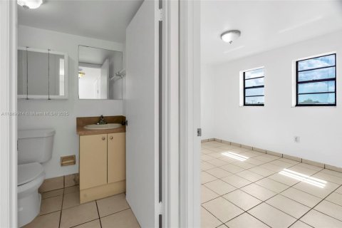 Apartment in Miami, Florida 2 bedrooms № 1944973 - photo 15