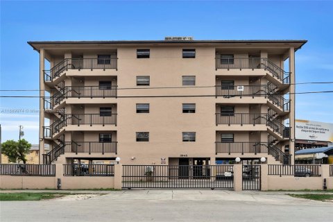 Apartment in Miami, Florida 2 bedrooms № 1944973 - photo 1