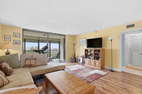 Condo in Lauderhill, Florida, 2 bedrooms № 2190858 - photo 19