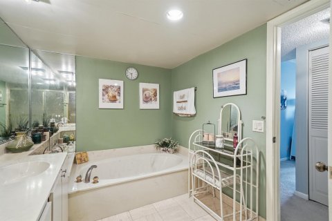 Condo in Lauderhill, Florida, 2 bedrooms № 2190858 - photo 25