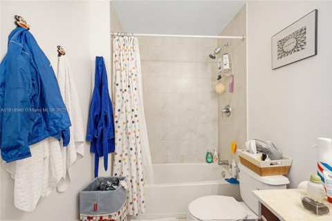 Condo in Miami, Florida, 2 bedrooms  № 1776129 - photo 11