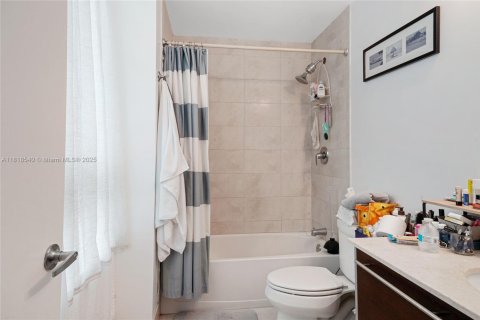 Condo in Miami, Florida, 2 bedrooms  № 1776129 - photo 10