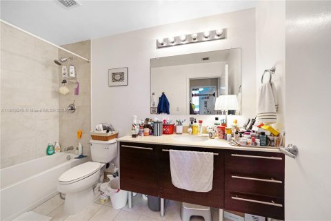 Condo in Miami, Florida, 2 bedrooms  № 1776129 - photo 9