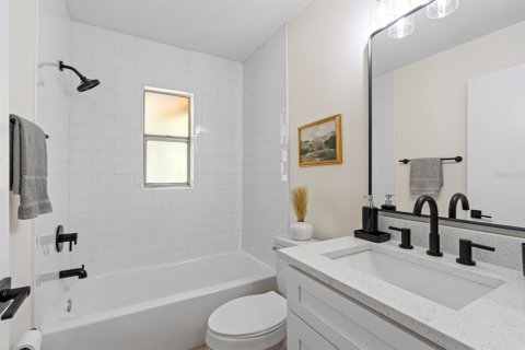 House in Tampa, Florida 3 bedrooms, 178.56 sq.m. № 1591838 - photo 30