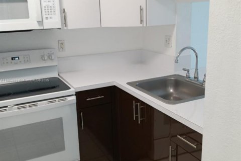 Condominio en alquiler en Miami, Florida, 2 dormitorios, 64.1 m2 № 1890494 - foto 10