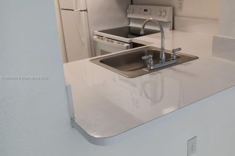 Condominio en alquiler en Miami, Florida, 2 dormitorios, 64.1 m2 № 1890494 - foto 11