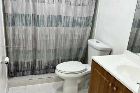 Condominio en alquiler en Miami, Florida, 2 dormitorios, 64.1 m2 № 1890494 - foto 17