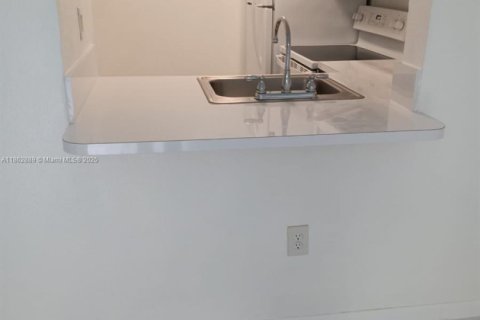 Condominio en alquiler en Miami, Florida, 2 dormitorios, 64.1 m2 № 1890494 - foto 12