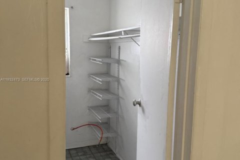 Villa ou maison à louer à Hallandale Beach, Floride: 1 chambre № 1990843 - photo 11