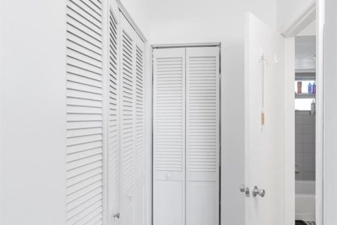 Condo in Fort Lauderdale, Florida, 1 bedroom № 2183239 - photo 13