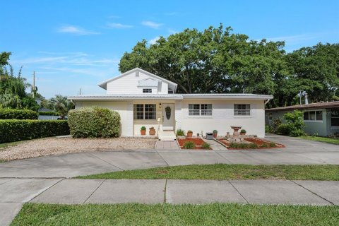 House in Orlando, Florida 5 bedrooms, 246.19 sq.m. № 1822493 - photo 1