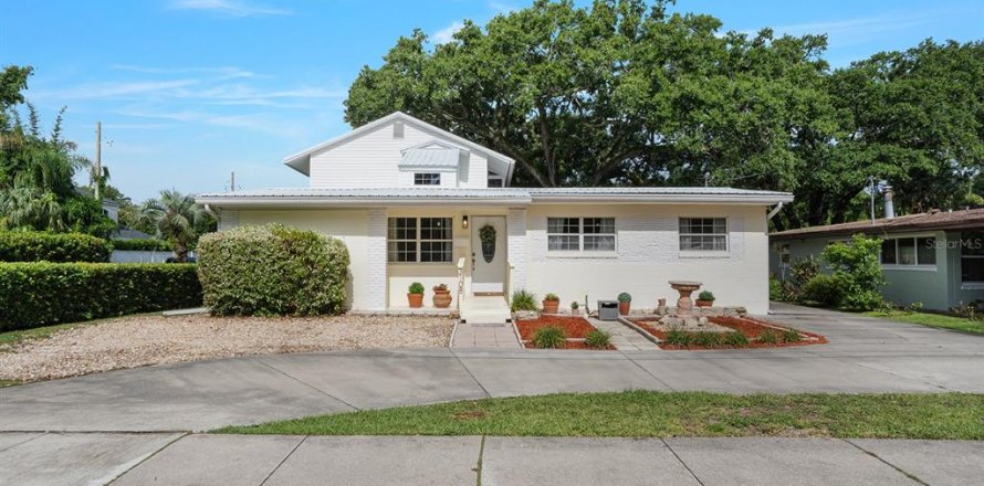 House in Orlando, Florida 5 bedrooms, 246.19 sq.m. № 1822493
