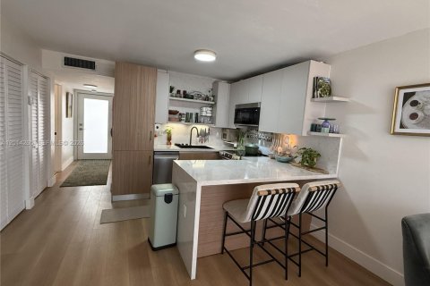Снять в аренду кондоминиум в Майами-Бич, Флорида 2 спальни, 69.86м2, № 2076243 - фото 2