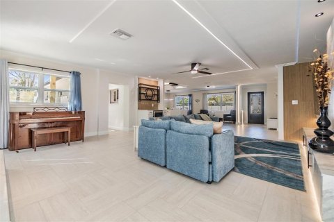 House in Clearwater, Florida 4 bedrooms, 245.91 sq.m. № 1677191 - photo 5