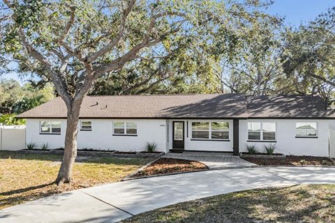 House in Clearwater, Florida 4 bedrooms, 245.91 sq.m. № 1677191 - photo 1