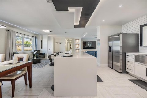 House in Clearwater, Florida 4 bedrooms, 245.91 sq.m. № 1677191 - photo 10