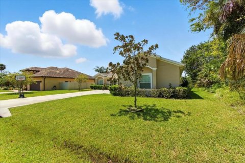 House in Palm Coast, Florida 4 bedrooms, 205.13 sq.m. № 1913489 - photo 3