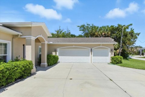 House in Palm Coast, Florida 4 bedrooms, 205.13 sq.m. № 1913489 - photo 2