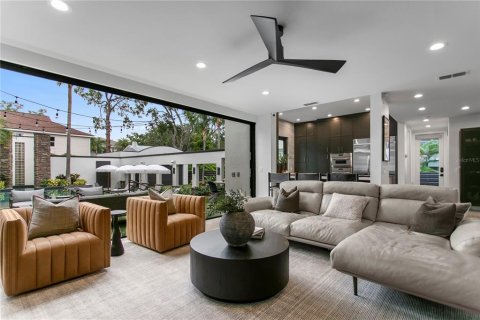 House in Tampa, Florida 6 bedrooms, 422.8 sq.m. № 2107671 - photo 16
