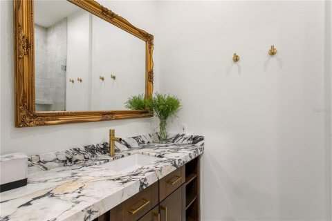House in Tampa, Florida 6 bedrooms, 422.8 sq.m. № 2107671 - photo 7