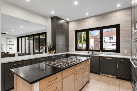 House in Tampa, Florida 6 bedrooms, 422.8 sq.m. № 2107671 - photo 12
