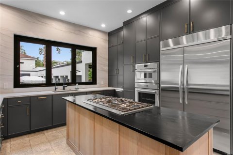 House in Tampa, Florida 6 bedrooms, 422.8 sq.m. № 2107671 - photo 13