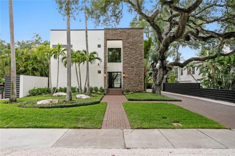 House in Tampa, Florida 6 bedrooms, 422.8 sq.m. № 2107671 - photo 3