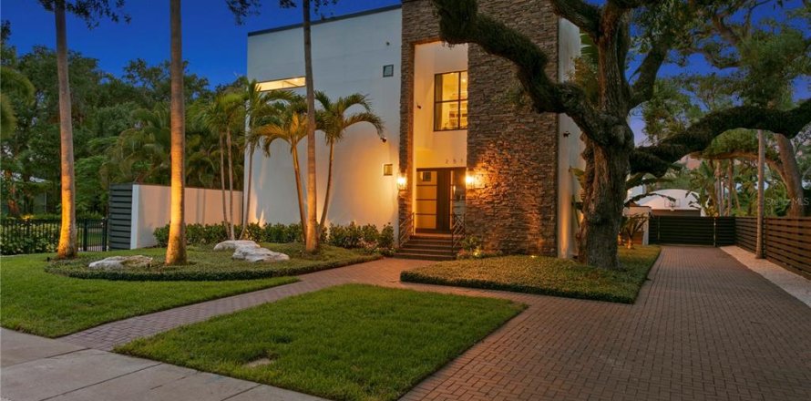 House in Tampa, Florida 6 bedrooms, 422.8 sq.m. № 2107671