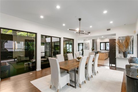 House in Tampa, Florida 6 bedrooms, 422.8 sq.m. № 2107671 - photo 10