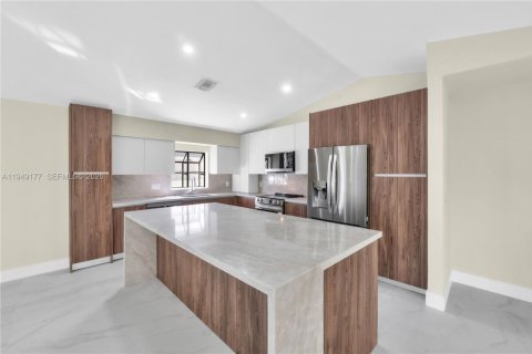 Casa en venta en Coral Springs, Florida, 4 dormitorios, 245.73 m2 № 2007478 - foto 11