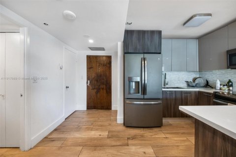 Condo in Miami, Florida, 1 bedroom  № 1974904 - photo 12