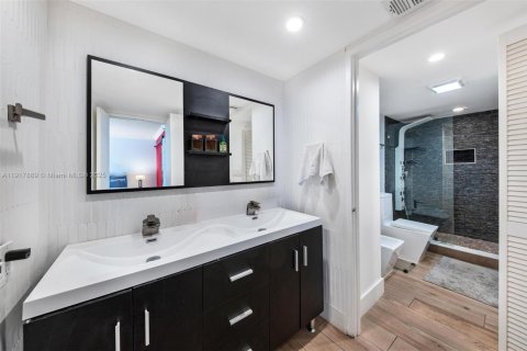 Condo in Miami, Florida, 1 bedroom  № 1974904 - photo 30