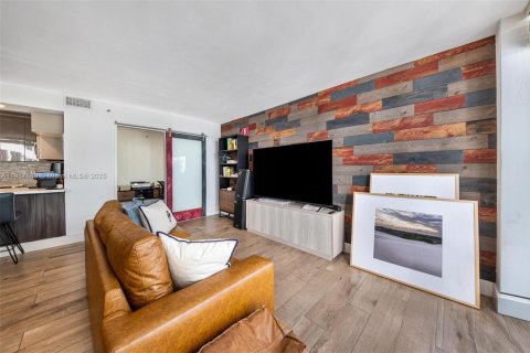 Condo in Miami, Florida, 1 bedroom  № 1974904 - photo 8