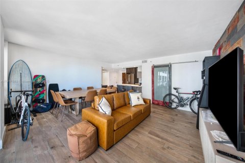 Condo in Miami, Florida, 1 bedroom  № 1974904 - photo 5