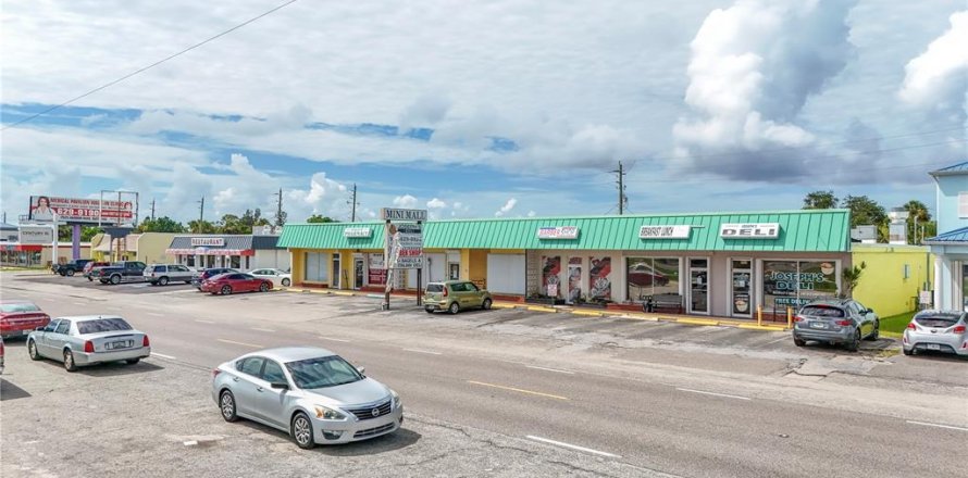 Propiedad comercial en Port Charlotte, Florida 731.14 m2 № 1648634