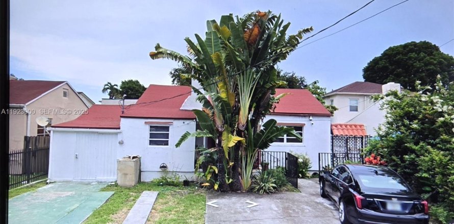 House in Miami, Florida 3 bedrooms, 177.44 sq.m. № 1976893