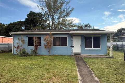 Купить виллу или дом в Норт-Майами, Флорида 3 спальни, 92.9м2, № 1966957 - фото 1