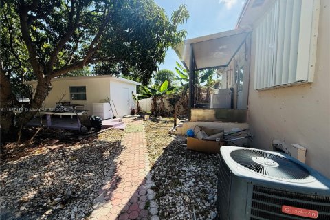 House in South Miami, Florida 3 bedrooms, 127.74 sq.m. № 1963375 - photo 21