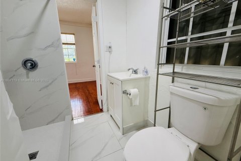 House in South Miami, Florida 3 bedrooms, 127.74 sq.m. № 1963375 - photo 10