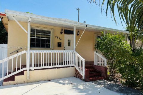 House in South Miami, Florida 3 bedrooms, 127.74 sq.m. № 1963375 - photo 3