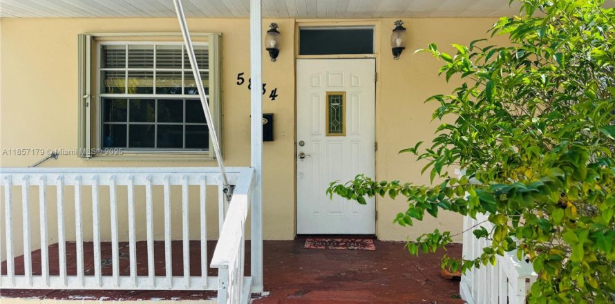 House in South Miami, Florida 3 bedrooms, 127.74 sq.m. № 1963375