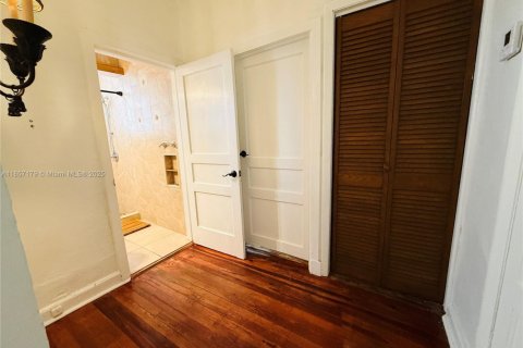 House in South Miami, Florida 3 bedrooms, 127.74 sq.m. № 1963375 - photo 14